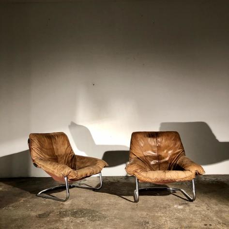 Pair of 1974 leather armchairs 