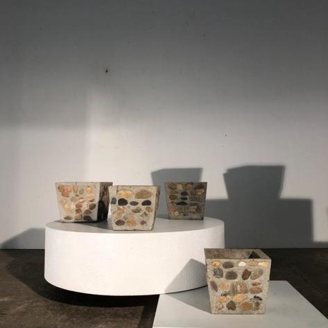 Set of two pairs of planters 